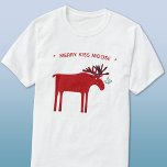 Funny Moose Helgdag T Shirt<br><div class="desc">Merry Kiss Moose, rolig och vit juldesign med en vit helgdag med en viskös mosa eller älk med en massa mistletoe bunden till sin antler, som hoppas på en kyss. Perfekt för djur älskare, vare sig det gäller vinterhelgdagarna eller julen i juli. Ändra eller ta bort meddelandet som du vill...</div>