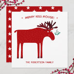 Funny Moose Julkort<br><div class="desc">Merry Kiss Moose,  rosa och vit julkort med en vit helgdag med en viskös mosa eller älk med en massa mistletoe bunden till sin antler,  i hopp om en kylig kyss. Ändra eller ta bort familjen namn och anpassa meddelandet.</div>