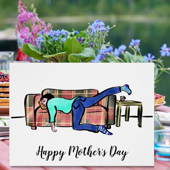 Funny Mors dag Mamma Asov Hälsningskort (Funny happy Mother’s Day holiday greetings card with mom asleep on the sofa illustration )