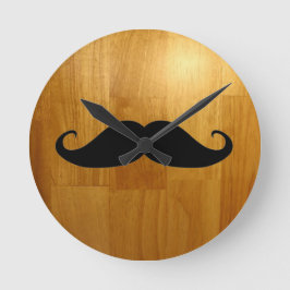 Funny Mustache på Shiny Wood Struktur Background Rund Klocka