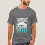 Funny Mustache T-Shirt Mustache väljer dig<br><div class="desc">Du väljer inte mustaschen. Det väljer dig. Det är inte vettigt,  men det är roligt. Du kan anpassa t-shirt färg,  t-shirt stil. Över 90 stilar att välja mellan.</div>