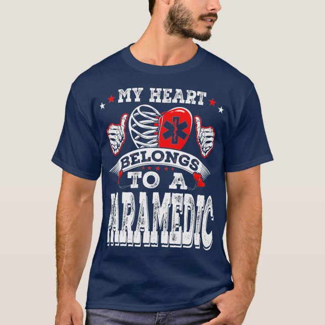 Funny My Heart Belongs To A Paramedic Funny Wife T Shirt (Framsida)