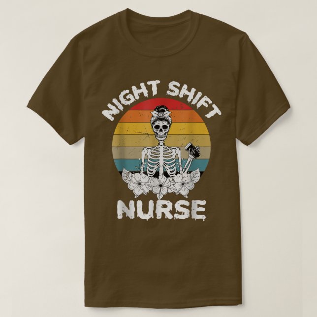 Funny nattskift Nurse Skeleton Halloween Rn Nurs T Shirt (Design framsida)