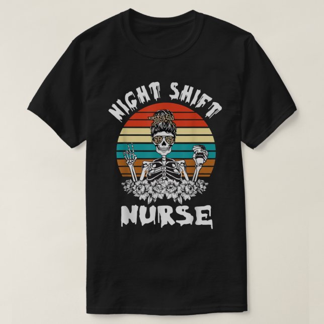 Funny nattskift Nurse Skeleton Halloween T Shirt (Design framsida)