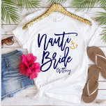 Funny Nauti Bride Blue Modern Calligraphy T Shirt<br><div class="desc">Lustigt "Nauti Bride" mörk blått modern typografi anpassningsbar t-shirt-design är det val som perfekten ska göra för att hylla sitt bachelorette-parti i stil! Det här trendiget och öga-fångstkonstruktionen kommer säkert att få bruden att framträda och känna sig som besättningens kapten! Kontakta oss via chattan om du vill ha frågor eller...</div>