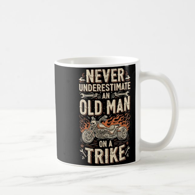 Funny Never Underestimate An Old Man On A Trike Gr Kaffemugg (Höger)