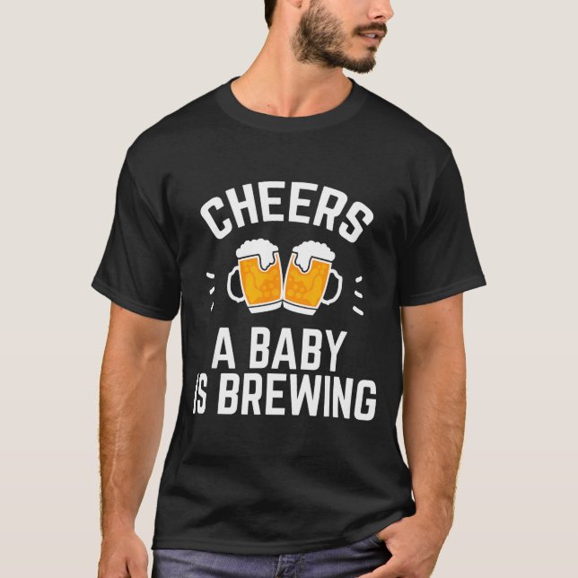Funny New Dad Baby Shower Cheers A Baby Is Brewing T Shirt (Framsida)
