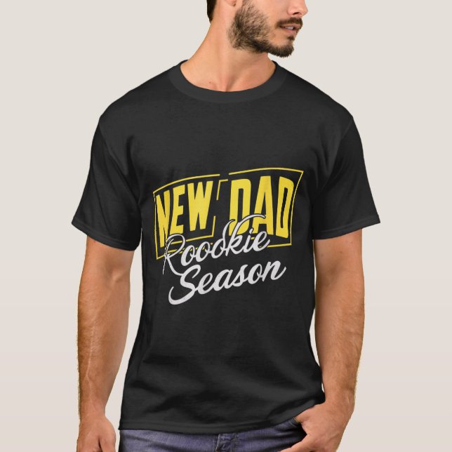Funny New Dad Rookie Season Proud Fathers First Ti T Shirt (Framsida)