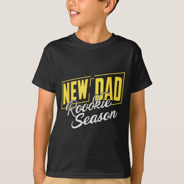 Funny New Dad Rookie Season Proud Fathers First Ti T Shirt (Framsida)