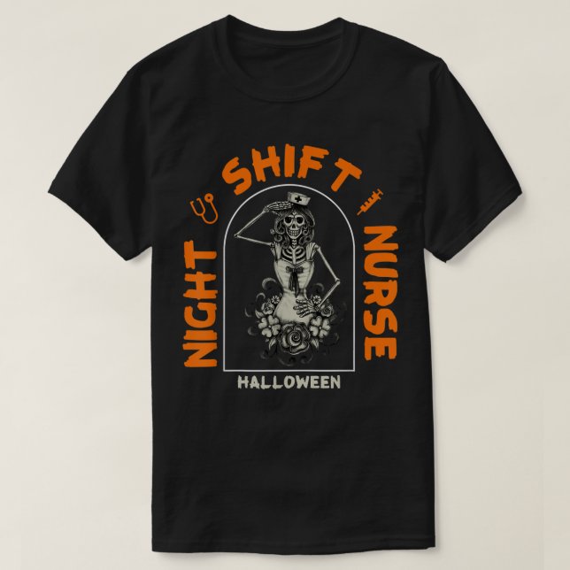 Funny Night Shift Nurse Skeleton Halloween RN Nurs T Shirt (Design framsida)