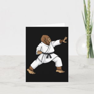 Funny Ninja Bigfoot gör Karate med Samurai Desi Kort