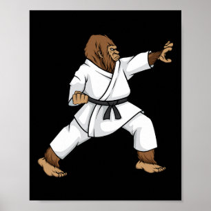 Funny Ninja Bigfoot gör Karate med Samurai Desi Poster