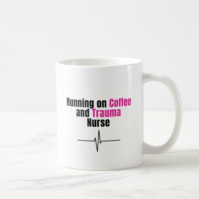 Funny Nurse Coffee Mug – Running on Coffee Nurse Kaffemugg (Höger)