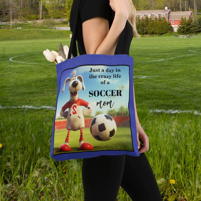 Funny Ocer Mamma Tygkasse (Funny tote bag featuring a dog on a football field. Great for a soccer mom)