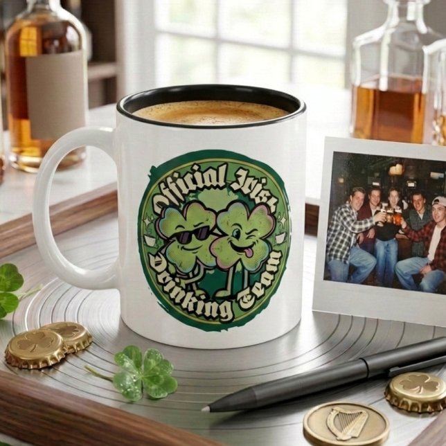 Funny Official Irish Drinking Team Retro 90s Två-Tonad Mugg (Skapare uppladdad)