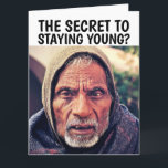 FUNNY OLD MAN BIRTHDAY över backe Card Kort<br><div class="desc">FUNNY OLD MAN BIRTHDAY CARD. SEKRET ATT STAYERA UNG? HUR SKULLE JAG VETA? KORT</div>