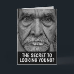 FUNNY OLD MAN ÖVER BACKE BIRTHDAY-KORTET FÖR HONOM KORT<br><div class="desc">FUNNY OLD MAN BIRTHDAY CARD. HEMLIGHET ATT TITTAR UNG? HUR SKULLE JAG VETA? KORT</div>