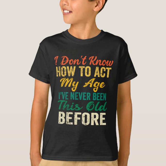 Funny Old People Sayings, I Don't Know How To Act  T Shirt (Framsida)