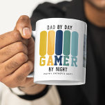 Funny Pappa Gamer Fars dag Kaffemugg<br><div class="desc">Lustigt Pappa Gamer Coffee Mugg. Utformningsfunktionerna återställer rand med texten "Pappa by Day - Gamer by Night! Budskapet Lycklig Fars dag kan ändras till vilket tillfälle som helst. Foto och namn/s är också valfria.</div>
