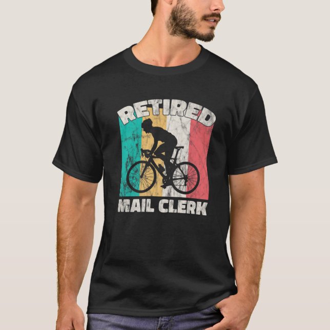 Funny Pension presenterar pensionerad Mail Clerk T Shirt (Framsida)