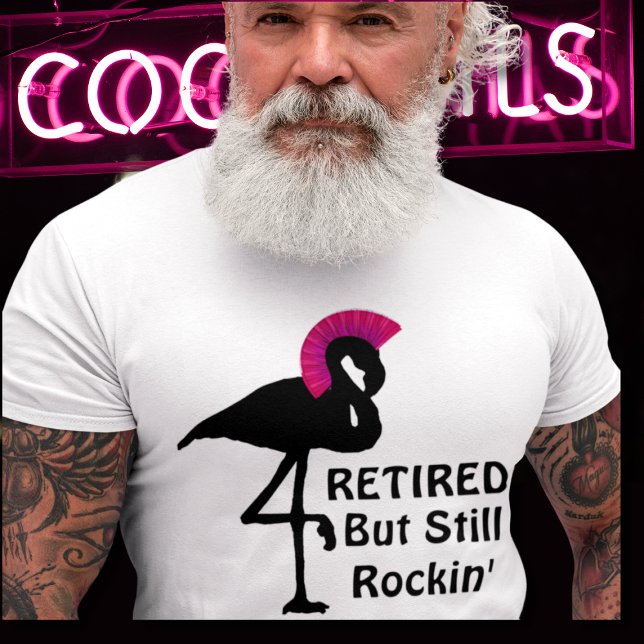 Funny Pension Retrött men ändå Rockin Flamingo T-shirt (senior male model wearing retired but still rockin' t-shirt with flamingo wearing punk mohawk hair)