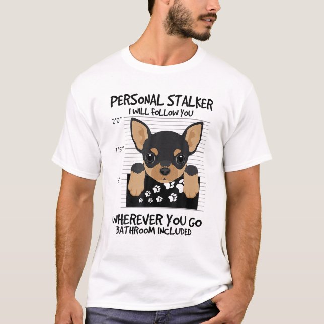 Funny Personal Stalker Chihuahua Hund älskare T Shirt (Framsida)