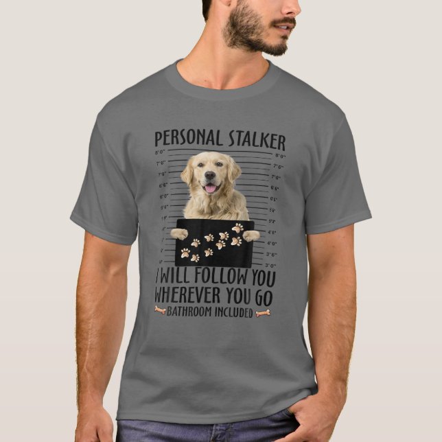 Funny Personal Stalker Golden Retriever Hund Gifts T Shirt (Framsida)
