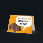 Funny Personlig Toad-Ally Coola Birthday Kort<br><div class="desc">Det här födelsedagskortet innehåller några handfulla coolor,  ett roligt i dag,  en ljus orange och det bästa av allt är redot att vara personlig med namn på mottagaren. Det är perfekt för fläkt av väggar,  grodor och annat vilda djur.</div>