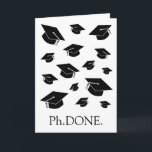 Funny PhD/Doctorate Studenten-kort Kort<br><div class="desc">Det här roliga studenten-kortet är perfekt för studenter att ta examen från doktorandprogram/doktorandprogram. Den har en enkel svartvit design med studentmössor och texten "Ph.DONE". Redigera den inre texten om du vill anpassa för student eller ta bort om du vill lämna den tom och skriva ditt eget meddelande. Perfekt att beställa...</div>