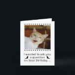 Funny Photo Cat Hund Pet Birthday Card Kort<br><div class="desc">Ge detta födelsedagskort till katt mammor, katt pappor och kattälskare i ditt liv, med ett kattunge-foto på den vita bakgrunden på omslaget, samt texten: Jag ville ställa en fråga till dig på födelsedagen.., som dekoreras med små tass avtryck och kattsiluret i svart. Öppna kortet för att se texten: Var är...</div>