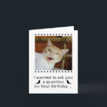 Funny Photo Cat Hund Pet Birthday Card Kort<br><div class="desc">Ge detta födelsedagskort till katt mammor, katt pappor och kattälskare i ditt liv, med ett kattunge-foto på den vita bakgrunden på omslaget, samt texten: Jag ville ställa en fråga till dig på födelsedagen.., som dekoreras med små tass avtryck och kattsiluret i svart. Öppna kortet för att se texten: Var är...</div>