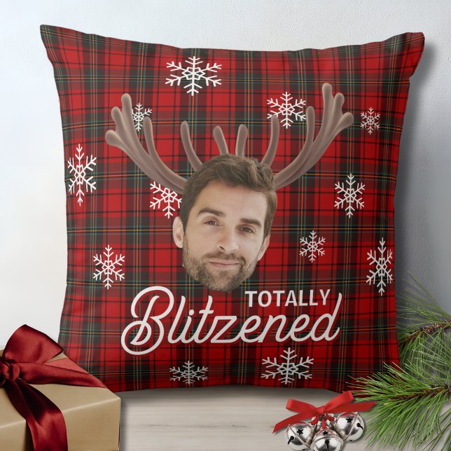 Funny Photo Face Blitzened Christmas Custom Gift Kudde (funny face totally blitzened christmas pillow with red plaid, snowflakes for white elephant gifts)