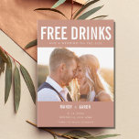 Funny Photo Free Drinks Bröllop spara datum Spara Datumet<br><div class="desc">Lustigt bröllop spara datum-kort i ett modernt foto med textdesign med texten "Fria drycker och bröllop på sidan". Anpassa kortets fram- och baksida med information. Om du har ett foto på lodrät kan du få bästa resultat genom att först ladda upp skörd. Behöver du hjälp med fotot? Kontakta mig -...</div>