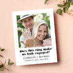 Funny Photo Spara datum meddelande<br><div class="desc">Lustigt vykort för förlovning och spara datum meddelande med ett foto av er två och förlovning ring och "gör detta ring att vi ser förlovade oss" i djärv modern typografi. På framsidan lägger du till ditt första datum och plats för namn och bröllop. Anpassa datuminformationen och lägg till namn i...</div>