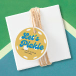 Funny Pickleball Låt oss Pickle Personlig Text Gåvor Etiketter<br><div class="desc">En roligt-pickleball-gåva eller en favärde-tagg med en pickleball,  "Låt oss plockle" i ett roligt-retrotypsnitt och anpassningsbarnas text. Lägg till en spelare namn,  pickleball klubb namn,  roligt ordspråk osv. Gör en perfekt-pickleball-fest till förmån för märkre eller ett litet presentkort.</div>