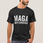 FUNNY President Trump MAGA överlämnar aldrig USA T Shirt<br><div class="desc">Mörk Färg president Trump MAGA Överger aldrig USA 4 juli 2025 Trump för 2024 Presidentval i USA, USA, Trumpanhängare, Pro Trump, Spara America, President of the United Stater, US, Patriotic, 4th of juli, American Pride, November, American future, Republican, Democratic. mörk, färg, president, trumma, maga, kapitulation, usa, 4th, july, t-shirt, T-shirt,...</div>
