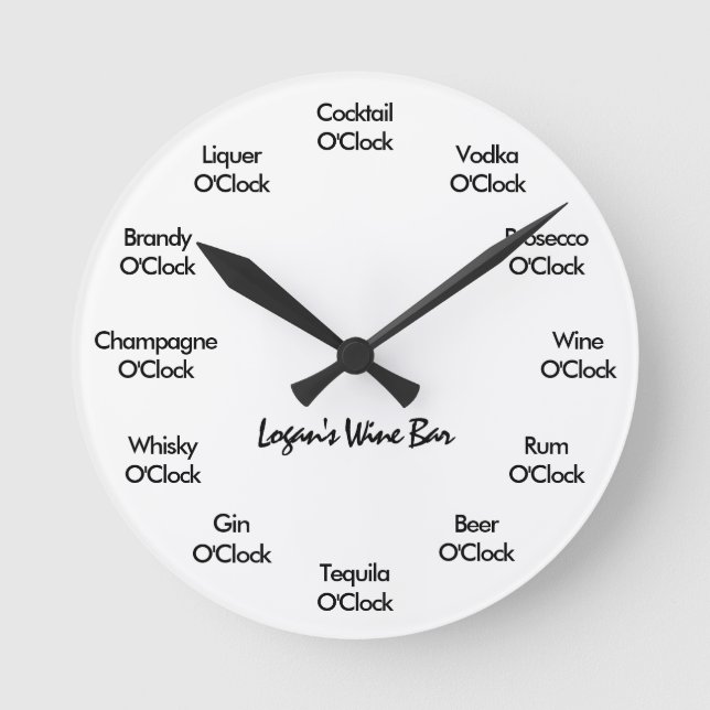 Funny Pub Clock Black and White Rund Klocka (Framsida)