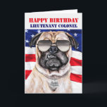 Funny Pug Hund Militär överste Birthday Kort<br><div class="desc">Detta rolig hund i solglasögon och hund-märkre,  när det kombineras med en humoristisk födelsedagsstämning,  och vår nations flagga,  är perfektens födelsedagskort för överstelöjtnanten i ditt liv.</div>