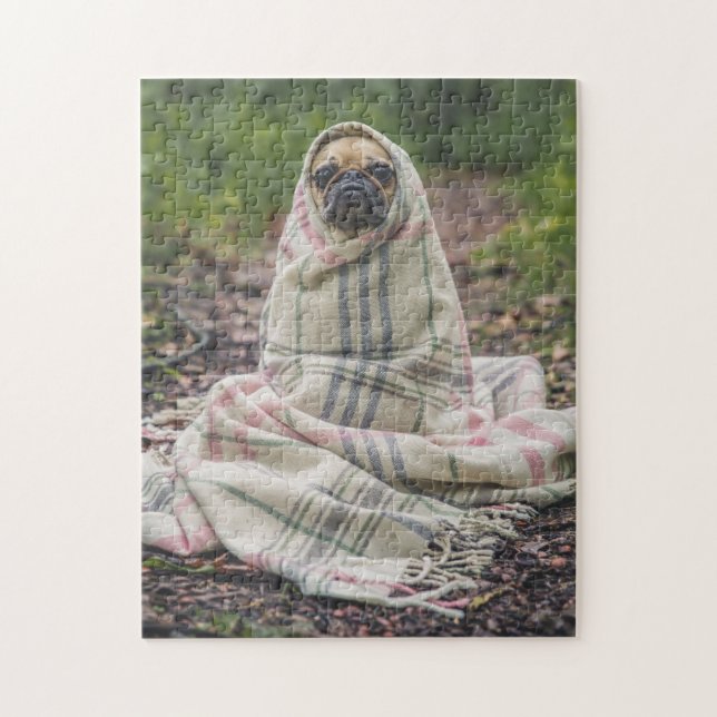 Funny Pug Wrapped in Blanket Pussel (Vertikal)