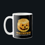 Funny Pumpkin Trumpkin Halloween Kaffemugg<br><div class="desc">En konstig pumpkin Trumpkin Halloween-design. Spelande,  satiriska och festliga.</div>