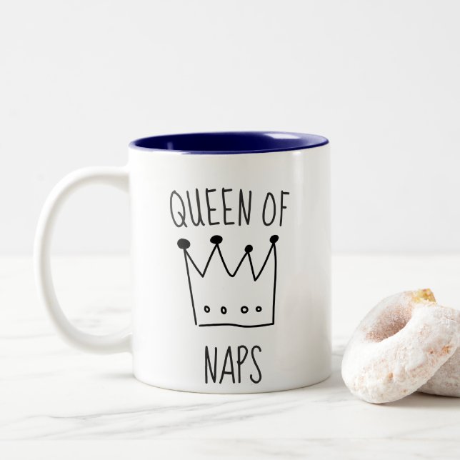 Funny Queen of Naps Krona Coffee Två-Tonad Mugg (Med munk)
