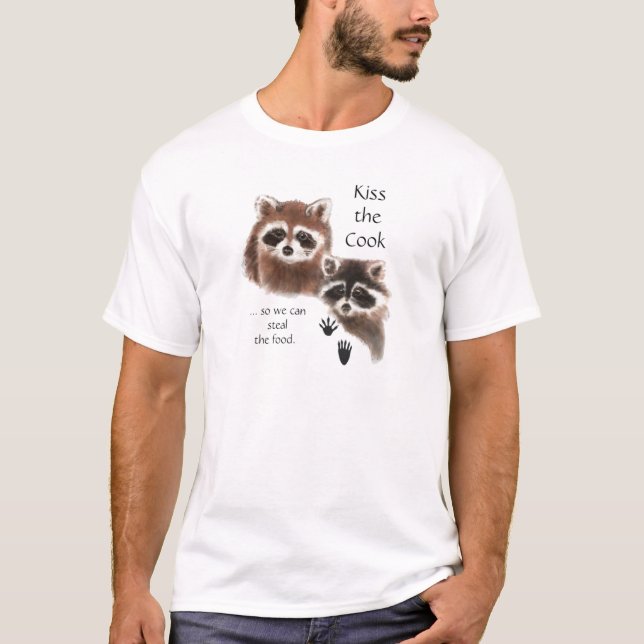 Funny Quote Kiss the Cook Cute Raccoons, Animal Tee (Framsida)