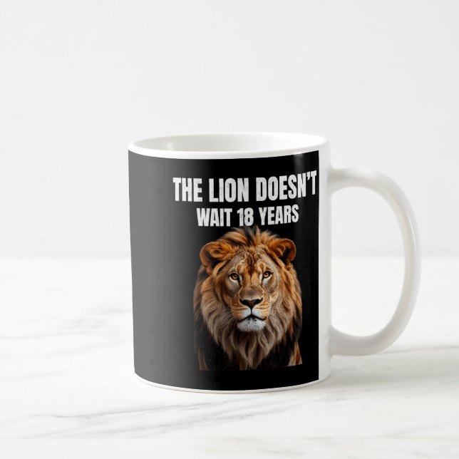 Funny Quotes The Lion Doesn't Wait 18 Years Men  Kaffemugg (Höger)