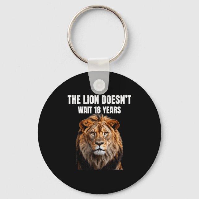Funny Quotes The Lion Doesn't Wait 18 Years Men  Nyckelring (Framsida)