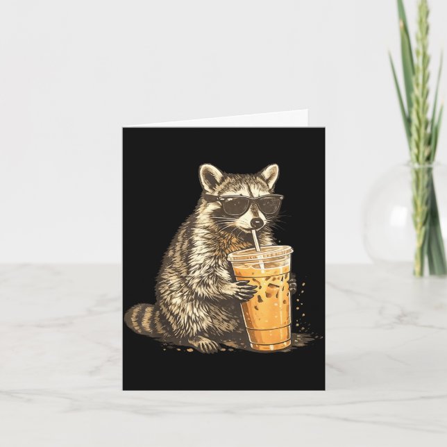 Funny raccoon drinking iced coffee animal meme men kort (Framsida)