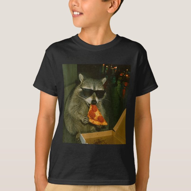 Funny Raccoon Eating Zza Animal Meme  T Shirt (Framsida)