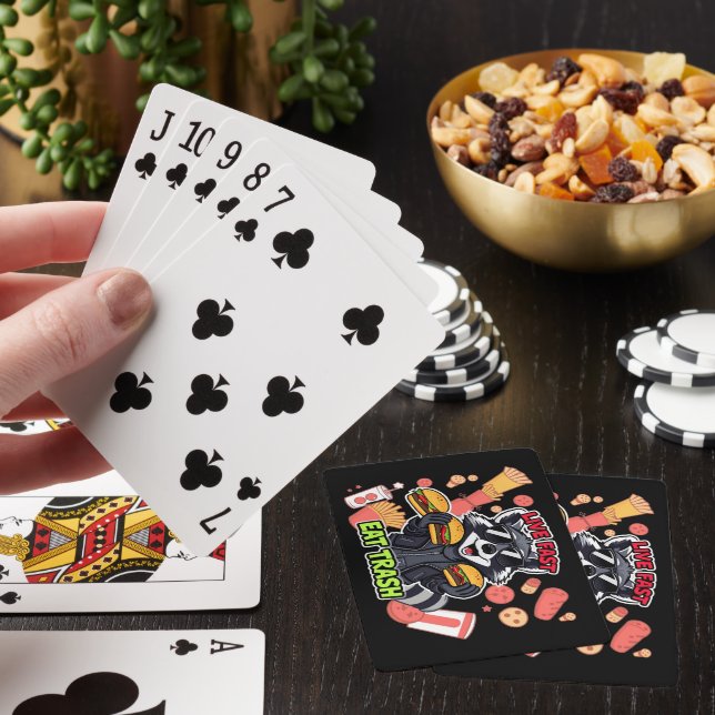 Funny Raccoon ‘Live Fast Eat Trash’ Casinokort (På plats)