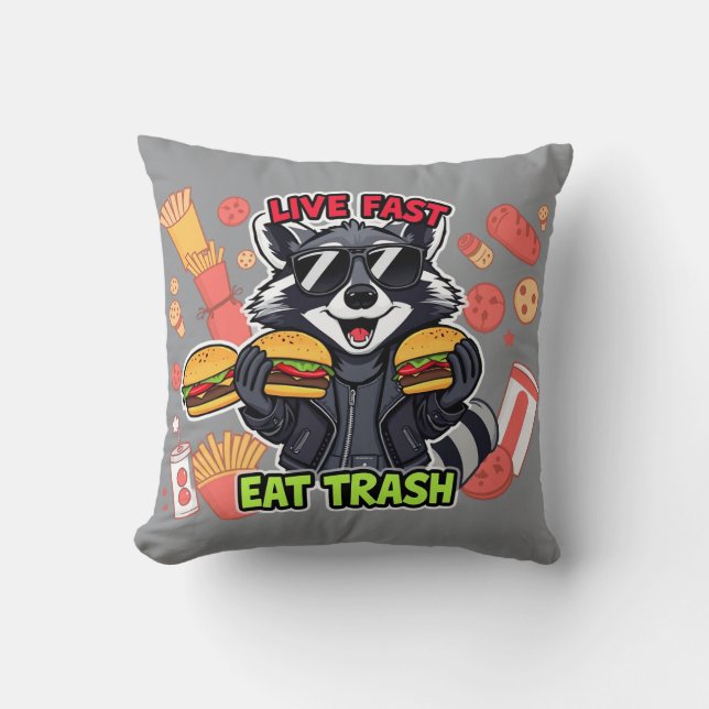 Funny Raccoon ‘Live Fast Eat Trash’ Kudde (Framsida)