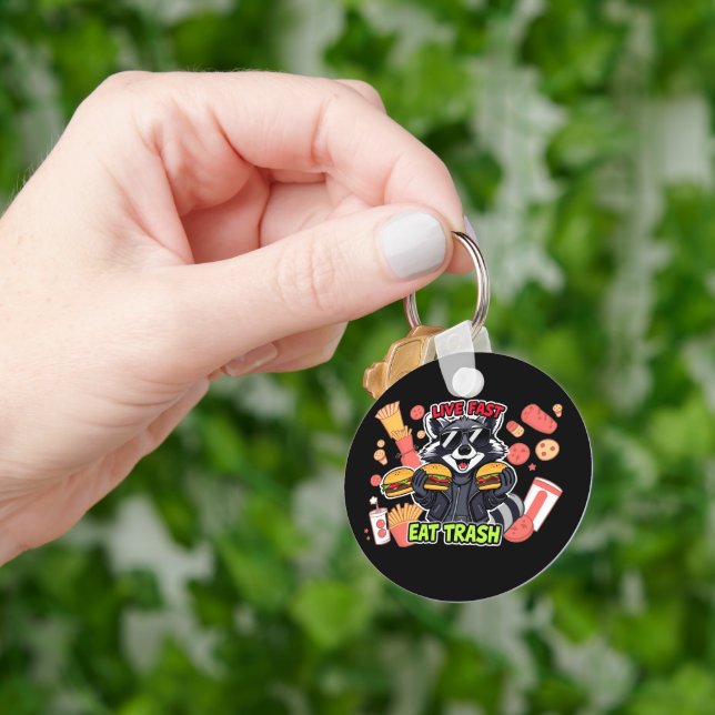 Funny Raccoon ‘Live Fast Eat Trash’ Nyckelring (Hand)