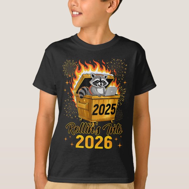 Funny Raccoon Rollin's Into 2026 New Year Matching T Shirt (Framsida)